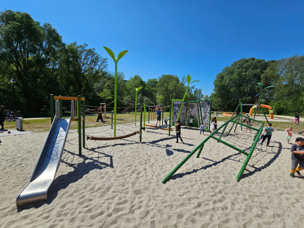 Spiel Bau Spielplatz584