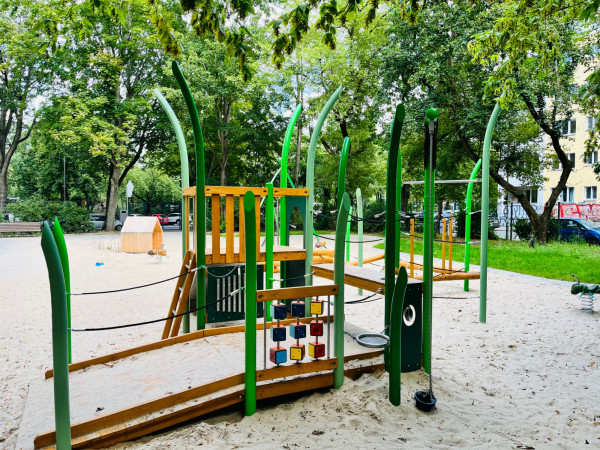 Spiel Bau Spielplatz779