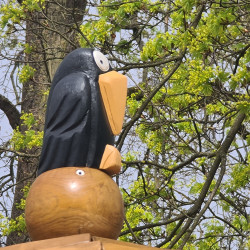 Holzfigur Rabe Robinie