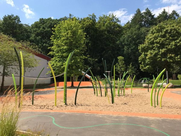 Spiel Bau Grasart Design Spielplatz Edelstahl Graser geschwungene Pfosten 4985