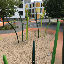 Spiel Bau Grasart Design Spielplatz Edelstahl Graser geschwungene Pfosten 4989