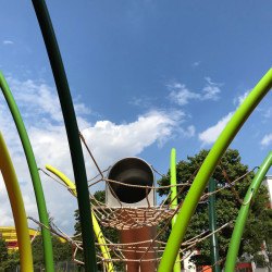 Spiel Bau Grasart Design Spielplatz Edelstahl Graser geschwungene Pfosten 4991