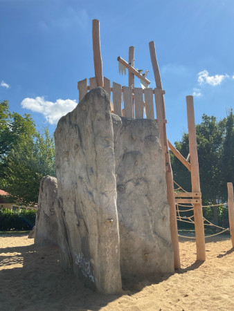 Spielart Kletterwand Naturstein Spielschiff Spielplatz