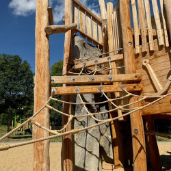 Spielart Spielschiff Naturholz Naturstein Kletternetz