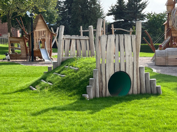 Spielart Spielplatz Themenspielplatz Spielplatzdesign Robinienholz Kriechrohre Hugel