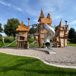 Spielart grosser Spielturm Zwergenstadt Applikationen Themenspielplatz Robinienholz Rohrenrutsche