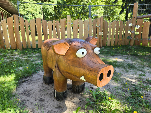 Spielart Spielfigur zum Sitzen Wildschwein Robinienholz