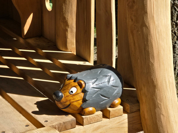 Spielart kleiner Igel hangeschnitzt Robinienholz