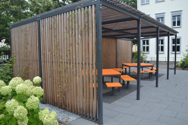 FreiraumObjekte Ney Sitzgruppe Kunstoffbelattung Freistehend Pergola Aussenanlagen 5268