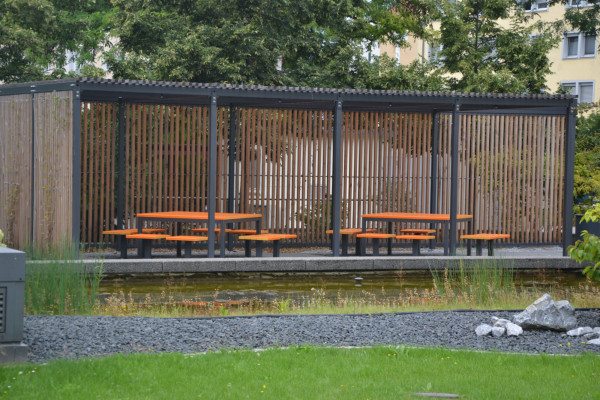 FreiraumObjekte Ney Sitzgruppe Kunstoffbelattung Freistehend Pergola Aussenanlagen 5269