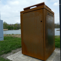 Chemnitz Schlossteichinsel Grillkohlebehalter und Pizza Karton   5357