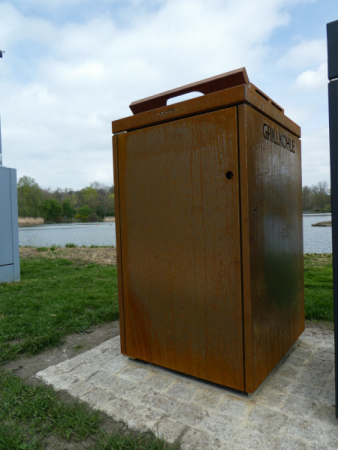 Chemnitz Schlossteichinsel Grillkohlebehalter und Pizza Karton   5357