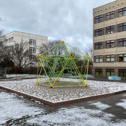 Tri Poli Seilspiel Kletterspiel Schulhof Rutsche