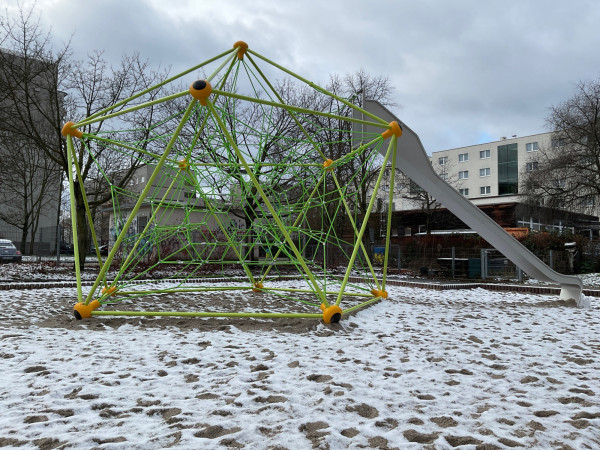 Tri Poli Seilspielgerat mit Rutsche